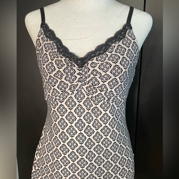 Black & White M Ladies Shell from White House Black Market - Picture 4 of 6